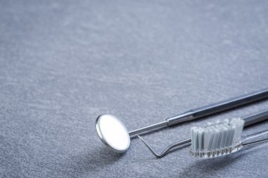 Temel diş araçları ve fırça gri yüzeyi