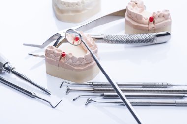 Diş kalıp ve beyaz tablo temel diş araçları