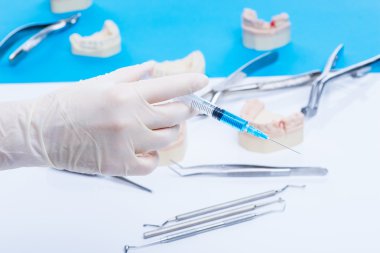 Diş hekimi nasıl enjeksiyon yapılacağını gösterir