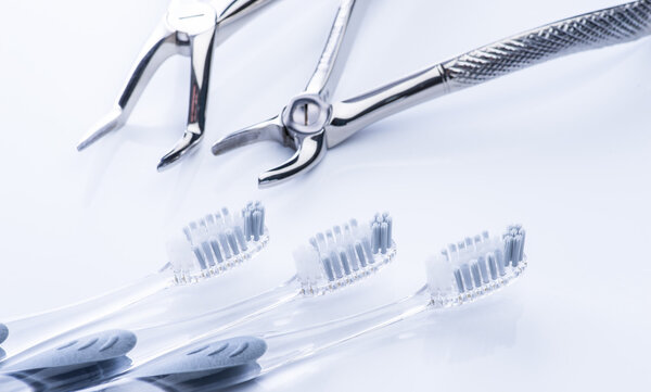 Основные стоматологические инструменты на белом столе
