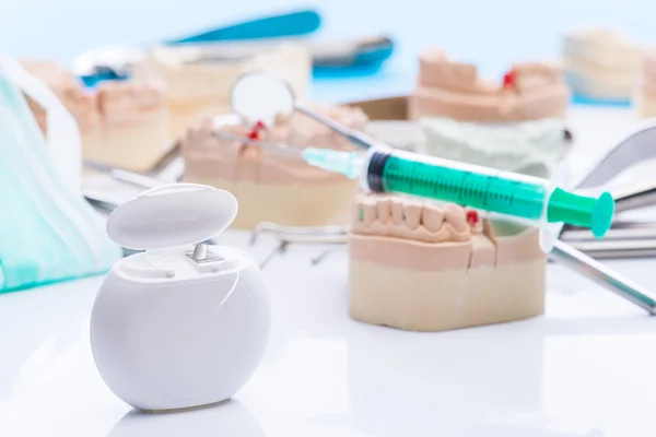 Molde de dentes e ferramentas odontológicas básicas na mesa branca — Fotografia de Stock