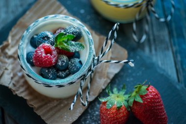 Ahşap masa üzerinde çilek ile taze ve sağlıklı doğal yoğurt