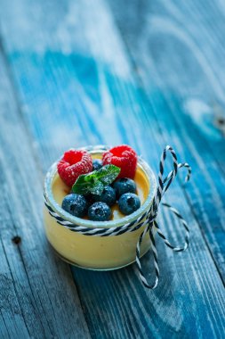 Ahşap masa üzerinde çilek ile taze ve sağlıklı doğal yoğurt