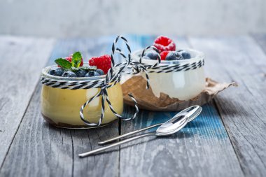 Ahşap masa üzerinde çilek ile taze ve sağlıklı doğal yoğurt