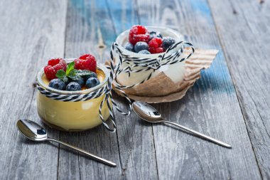 Ahşap masa üzerinde çilek ile taze ve sağlıklı doğal yoğurt