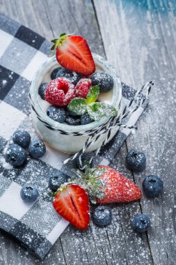 Ahşap masa üzerinde çilek ile taze ve sağlıklı doğal yoğurt