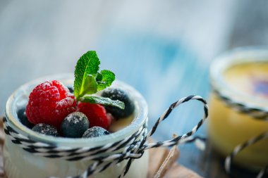 Ahşap masa üzerinde çilek ile taze ve sağlıklı doğal yoğurt