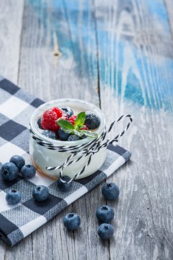Ahşap masa üzerinde çilek ile taze ve sağlıklı doğal yoğurt