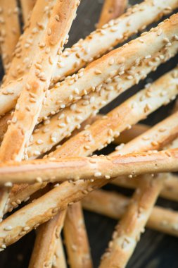 Ev yapımı grisini breadsticks ahşap yüzeyde demet