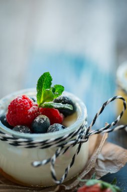 Ahşap masa üzerinde çilek ile taze ve sağlıklı doğal yoğurt