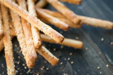 Ev yapımı grisini breadsticks ahşap yüzeyde demet