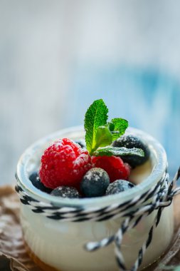 Ahşap masa üzerinde çilek ile taze ve sağlıklı doğal yoğurt