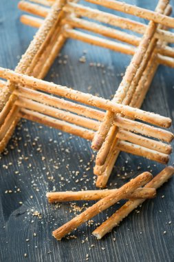 Ev yapımı grisini breadsticks ahşap yüzeyde bir cam kavanoza demet
