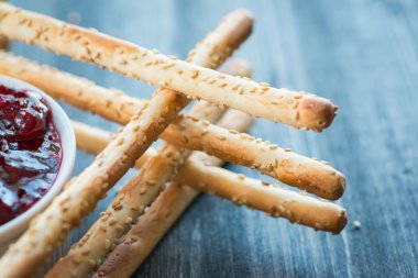 Ev yapımı grisini breadsticks ahşap yüzeyde bir cam kavanoza demet