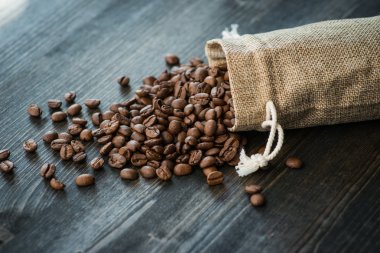 kavrulmuş kahve çekirdeği eski ahşap tablo