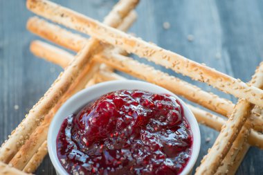 Ev yapımı grisini breadsticks ahşap yüzeyde bir cam kavanoza demet