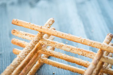 Ev yapımı grisini breadsticks ahşap yüzeyde bir cam kavanoza demet