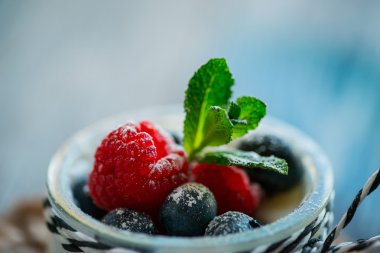Ahşap masa üzerinde çilek ile taze ve sağlıklı doğal yoğurt