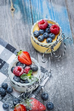 Ahşap masa üzerinde çilek ile taze ve sağlıklı doğal yoğurt