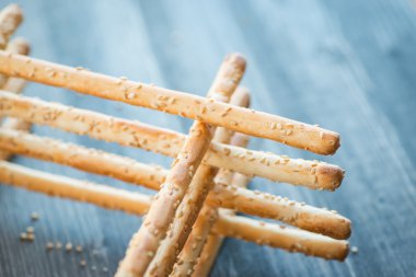 Ev yapımı grisini breadsticks ahşap yüzeyde bir cam kavanoza demet