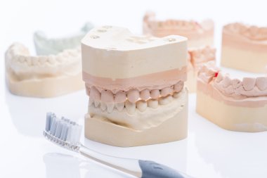 Parlak beyaz masaya diş fırçası ile diş kalıpları