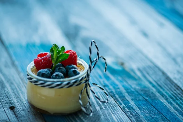 Свежий и здоровый натуральный йогурт с ягодами на деревянном столе — стоковое фото