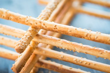 Ev yapımı grisini breadsticks ahşap yüzeyde bir cam kavanoza demet