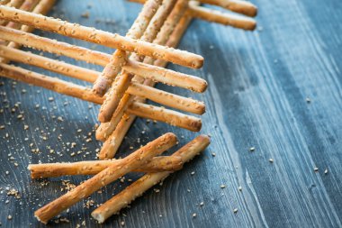 Ev yapımı grisini breadsticks ahşap yüzeyde bir cam kavanoza demet