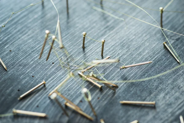 Réseau de fils, montrant des connexions brisées entre les groupes et les célibataires — Photo