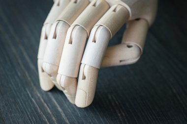 Ahşap bir masa üzerinde yapay ahşap el