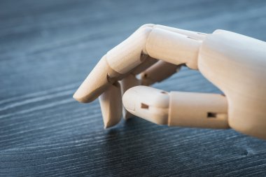 Ahşap bir masa üzerinde yapay ahşap el