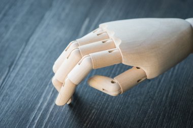 Ahşap bir masa üzerinde yapay ahşap el