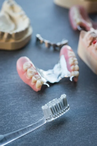 Yapay yerine diş diş fırçası karanlık bir tablo ile