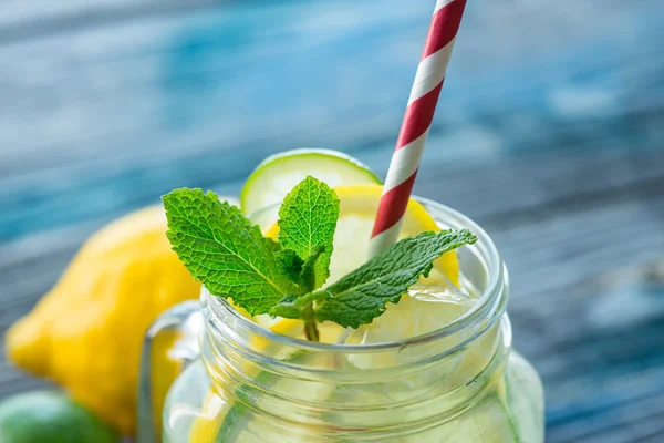 Ahşap masa üzerinde infüzyon Detoks suyla kavanoz