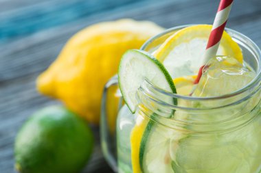 Ahşap masa üzerinde infüzyon Detoks suyla kavanoz