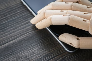 Yapay ahşap el ahşap tahta üzerinde modern telefon ile