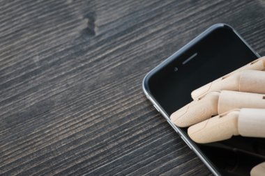 Yapay ahşap el ahşap tahta üzerinde modern telefon ile