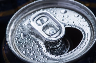 Gümüş renkli taze ve soğuk bira en fazla