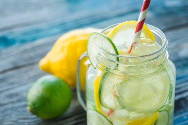 Limon ile sürahi ve rustik ahşap yüzey üzerinde infüzyon su kireç