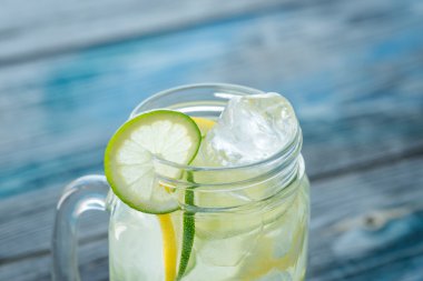 Limon ile sürahi ve rustik ahşap yüzey üzerinde infüzyon su kireç