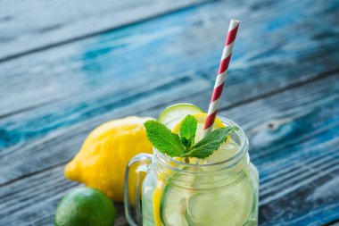 Limon ile sürahi ve rustik ahşap yüzey üzerinde infüzyon su kireç