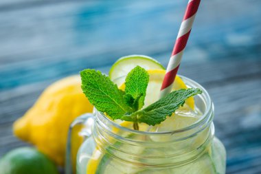 Limon ile sürahi ve rustik ahşap yüzey üzerinde infüzyon su kireç