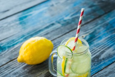 Limon ile sürahi ve rustik ahşap yüzey üzerinde infüzyon su kireç