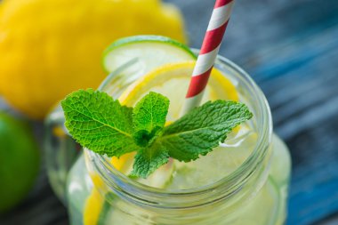 Limon ile sürahi ve rustik ahşap yüzey üzerinde infüzyon su kireç