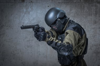 Elinde silah ile kask içinde terör
