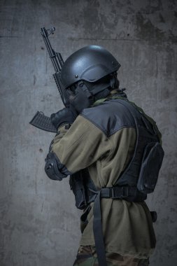 Ellerinde otomatik tüfek ile kask içinde terör