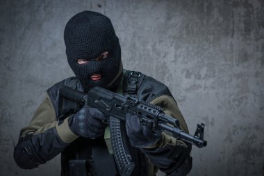 Yün terörist ellerinde otomatik tüfek ile
