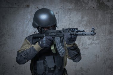 Ellerinde otomatik tüfek ile kask içinde terör