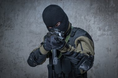 Yün terörist ellerinde otomatik tüfek ile