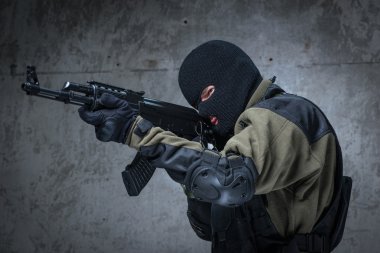 Yün terörist ellerinde otomatik tüfek ile